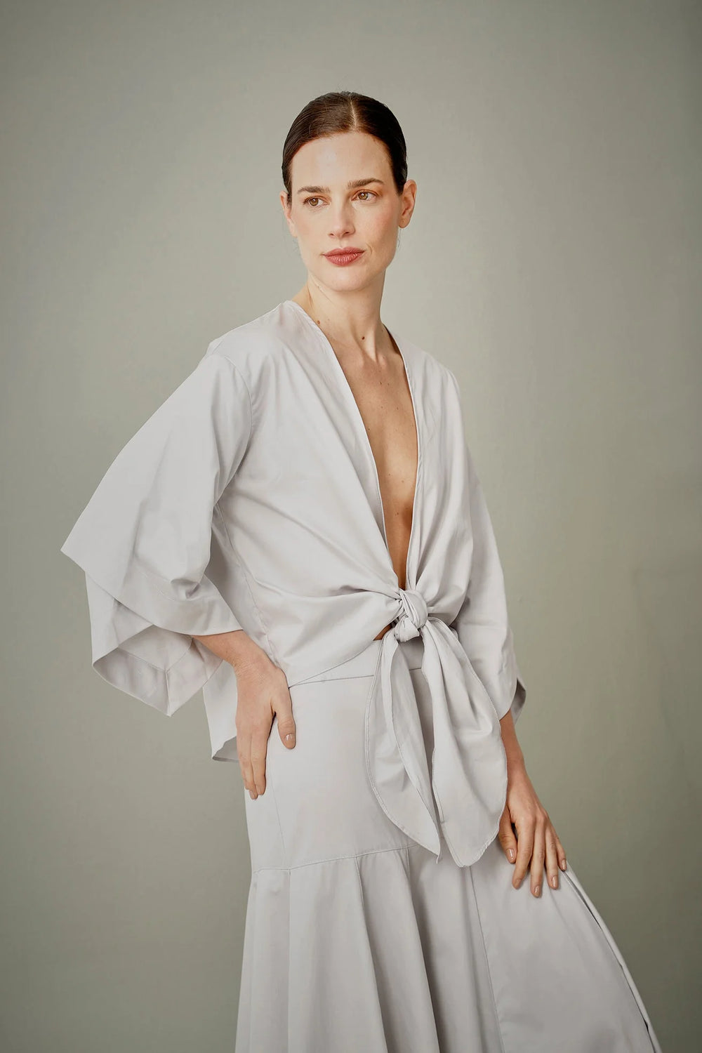 Kimono Canopus ANARIAS Atelier en color Pearl — vista frontal, amarrado con nudo