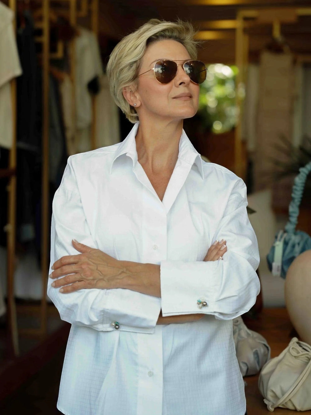 Camisa blanca Andanza ANARIAS Atelier con mancornas By Claudia Trejos — look editorial completo
