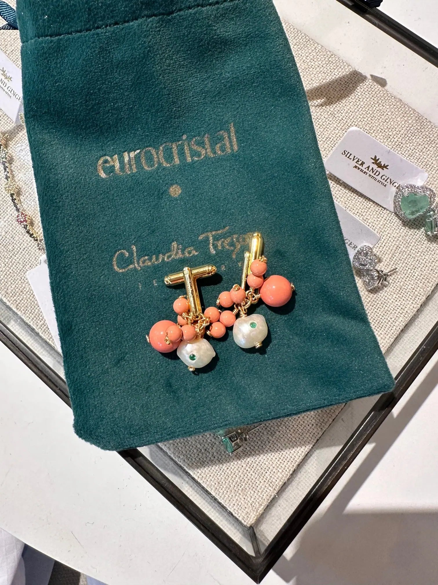 Mancornas By Claudia Trejos para ANARIAS Atelier — perlas y circones sobre baño dorado, tono coral, vista de detalle