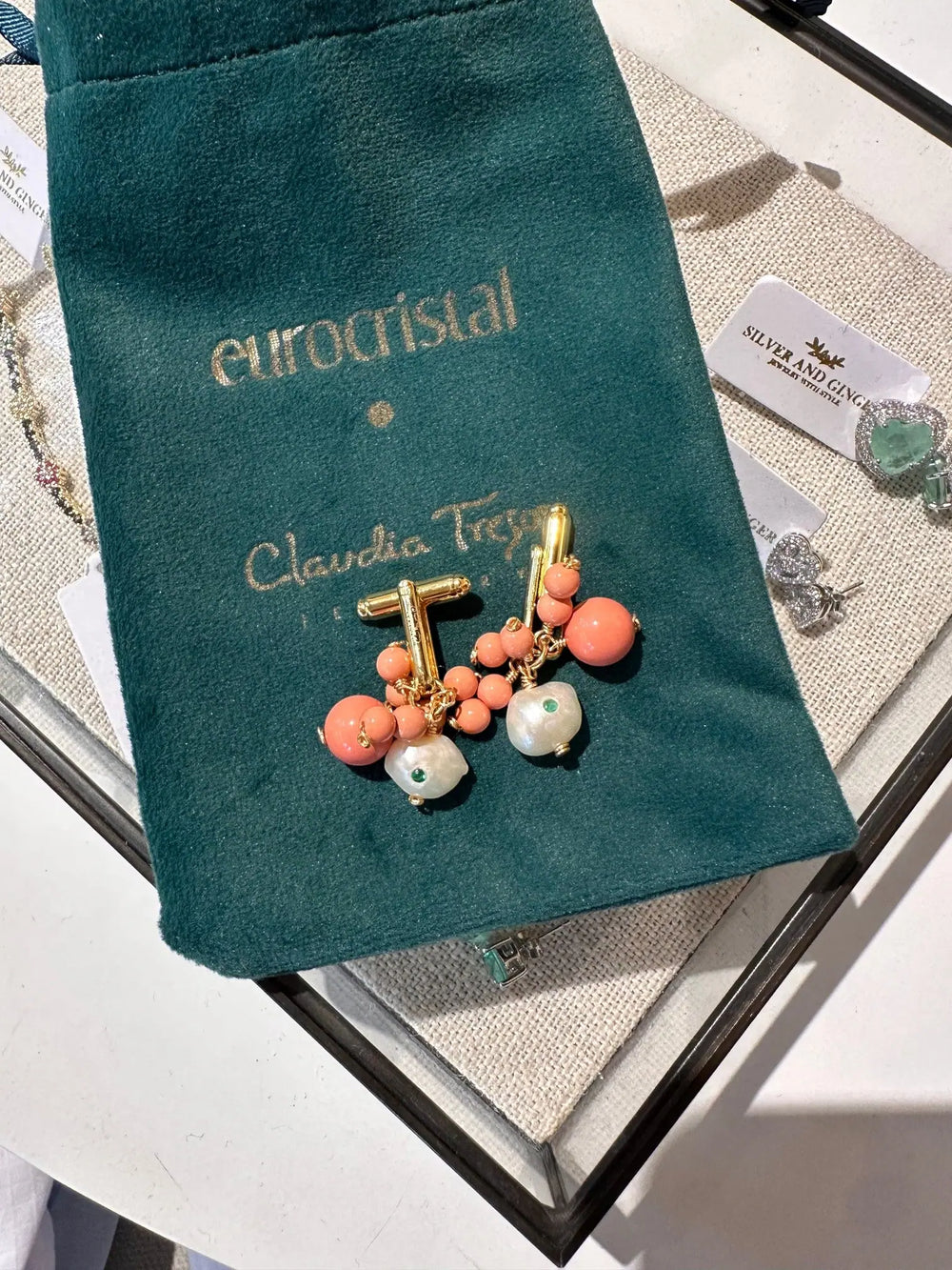 Mancornas By Claudia Trejos para ANARIAS Atelier — perlas y circones sobre baño dorado, tono coral, vista de detalle