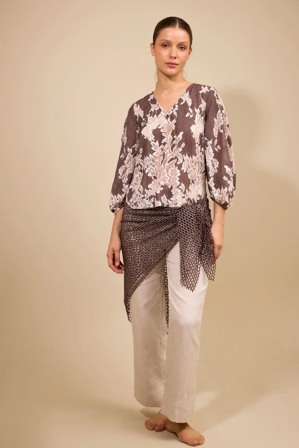 Pañoleta ANARIAS Atelier — look completo con pieza anudada como chal sobre camisa
