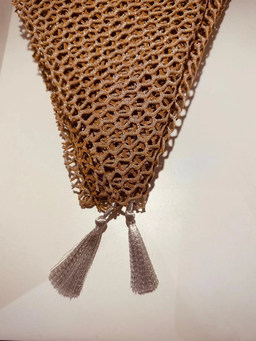 Detalle de pañoleta Zero Waste ANARIAS Atelier — textura y acabado de la malla en tono kaky