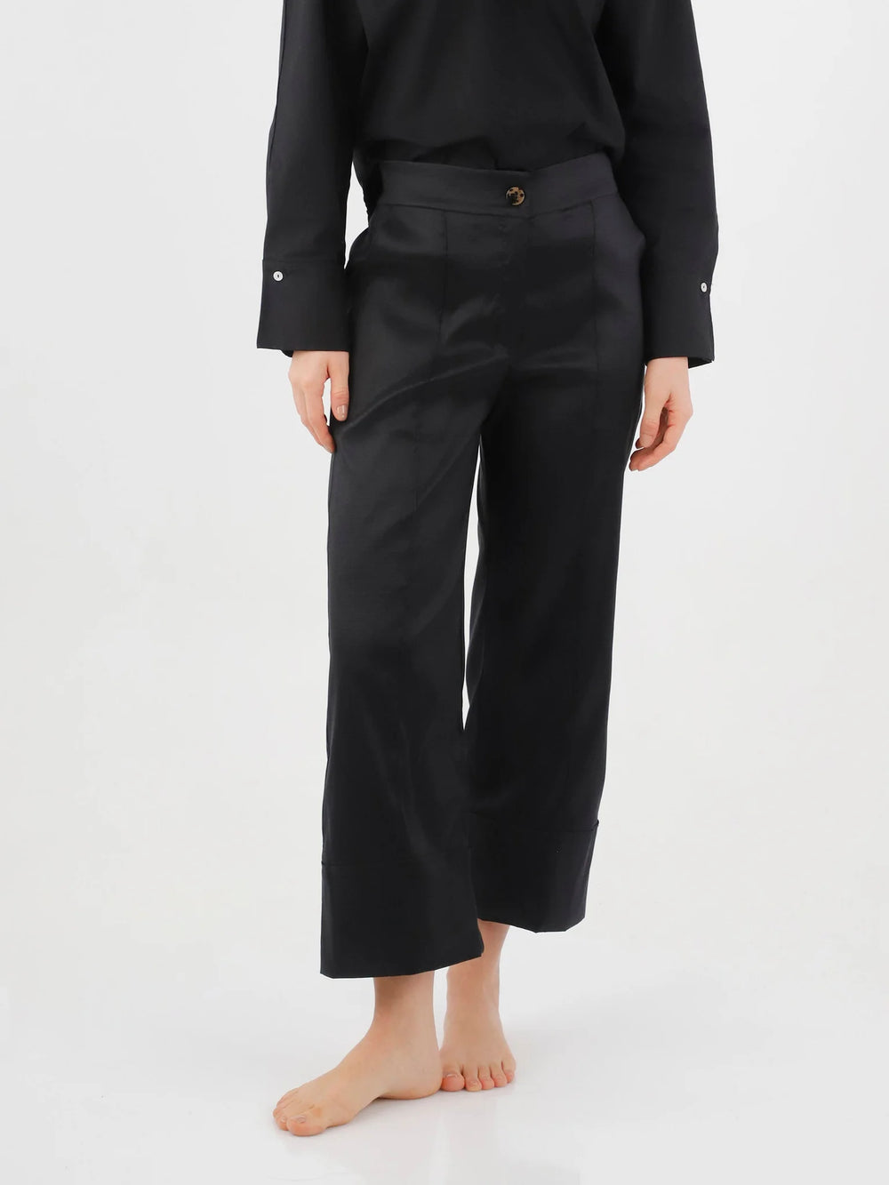 Pantalón Arturo ANARIAS Atelier — vista lateral que muestra la caída y amplitud de bota