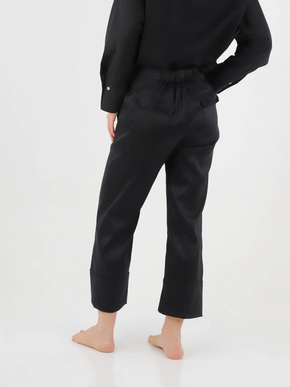 Pantalón Arturo ANARIAS Atelier — detalle de bolsillos de parche con tapa, acabado frontal