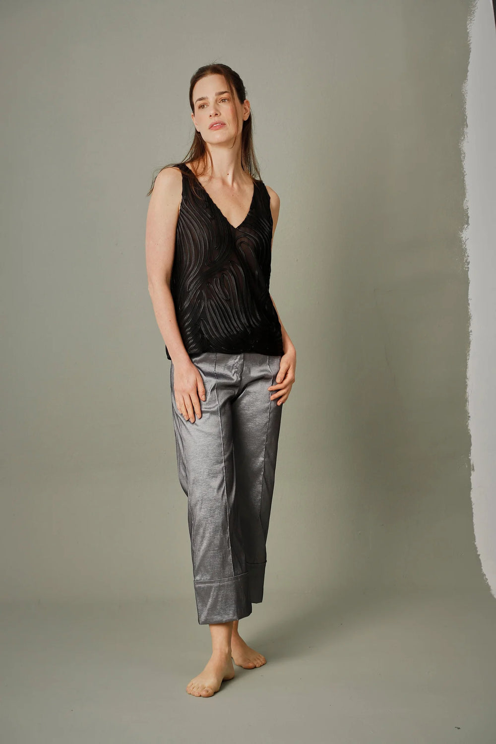 Pantalón Arturo ANARIAS Atelier en color gris — vista de tres cuartos, vena frontal visible