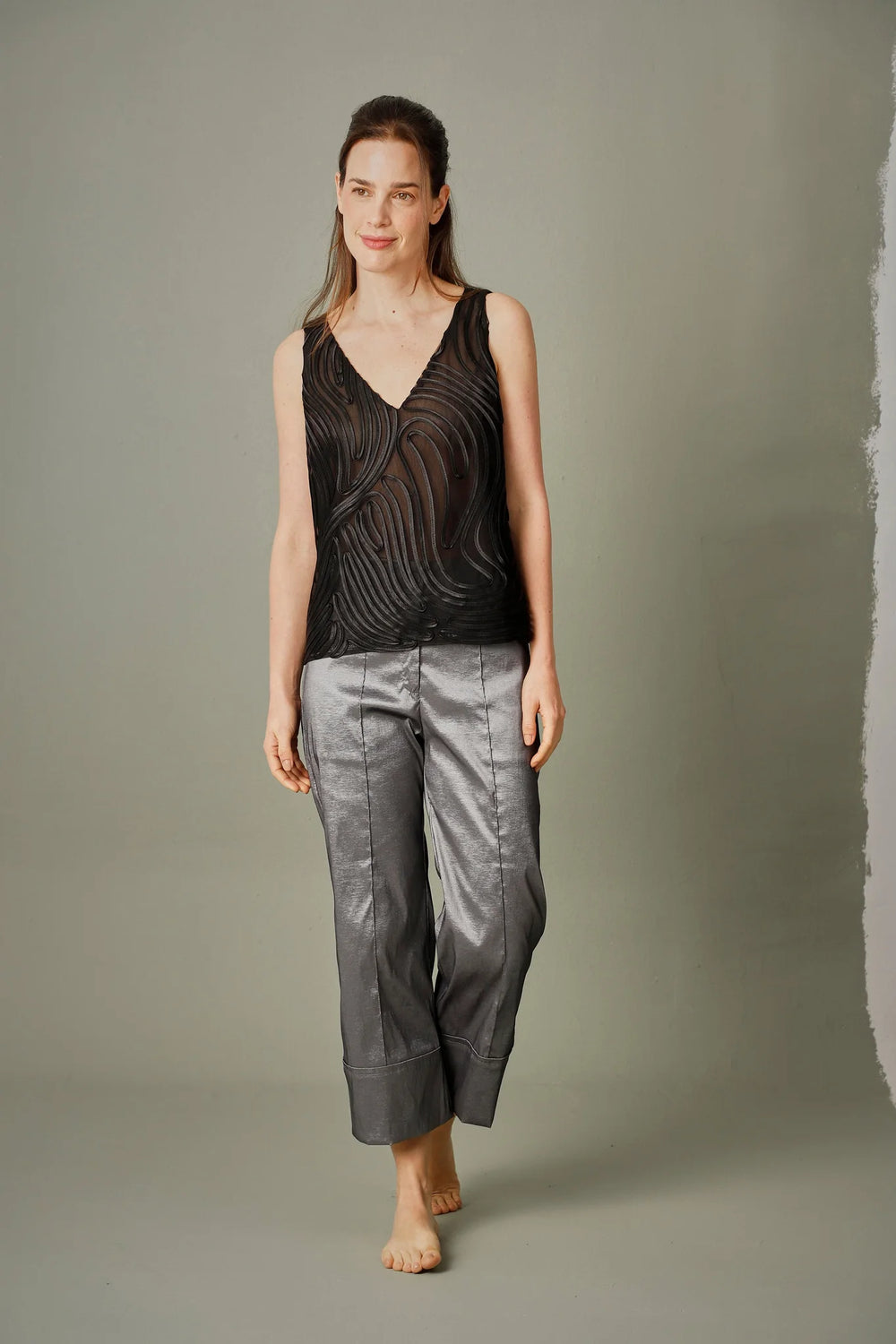 Pantalón Arturo ANARIAS Atelier en color gris — vista frontal completa, silueta cropped flare