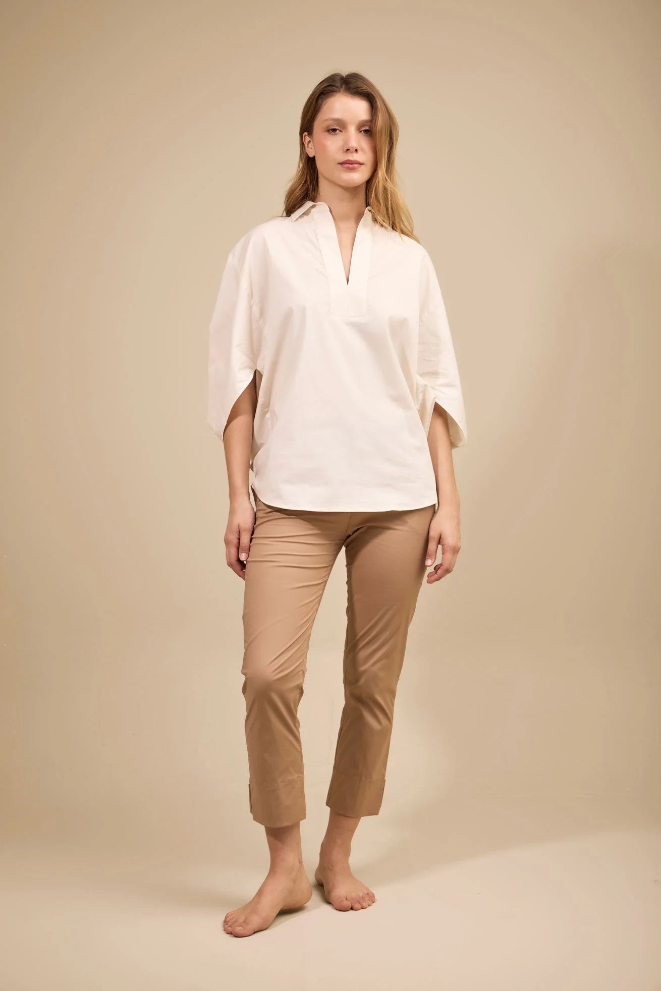 Pantalón Mirador ANARIAS Atelier — detalle de tiro medio y bolsillos traseros de parche con tapa