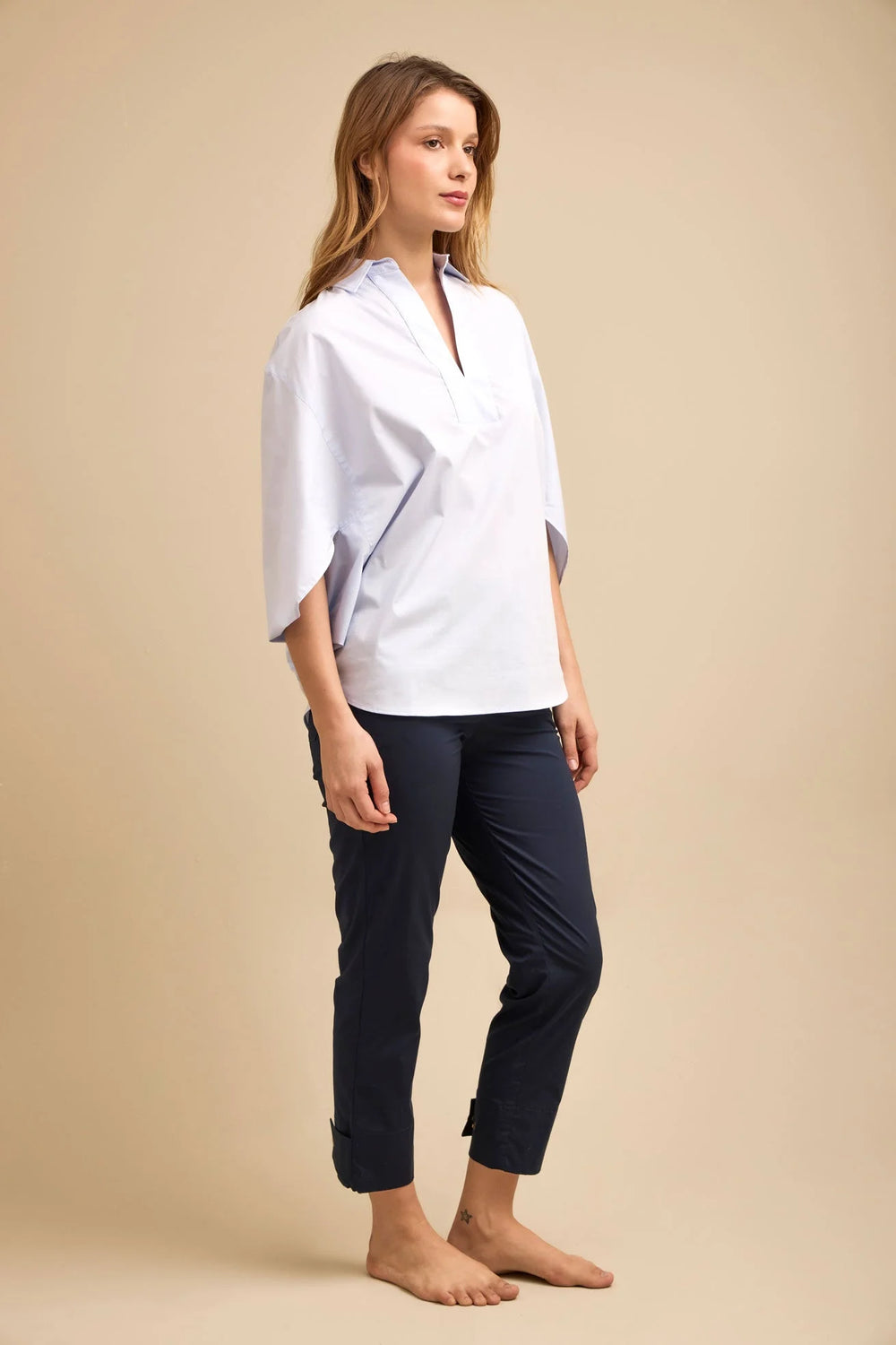 Pantalón Mirador ANARIAS Atelier en color navy — vista de tres cuartos, corte tobillo