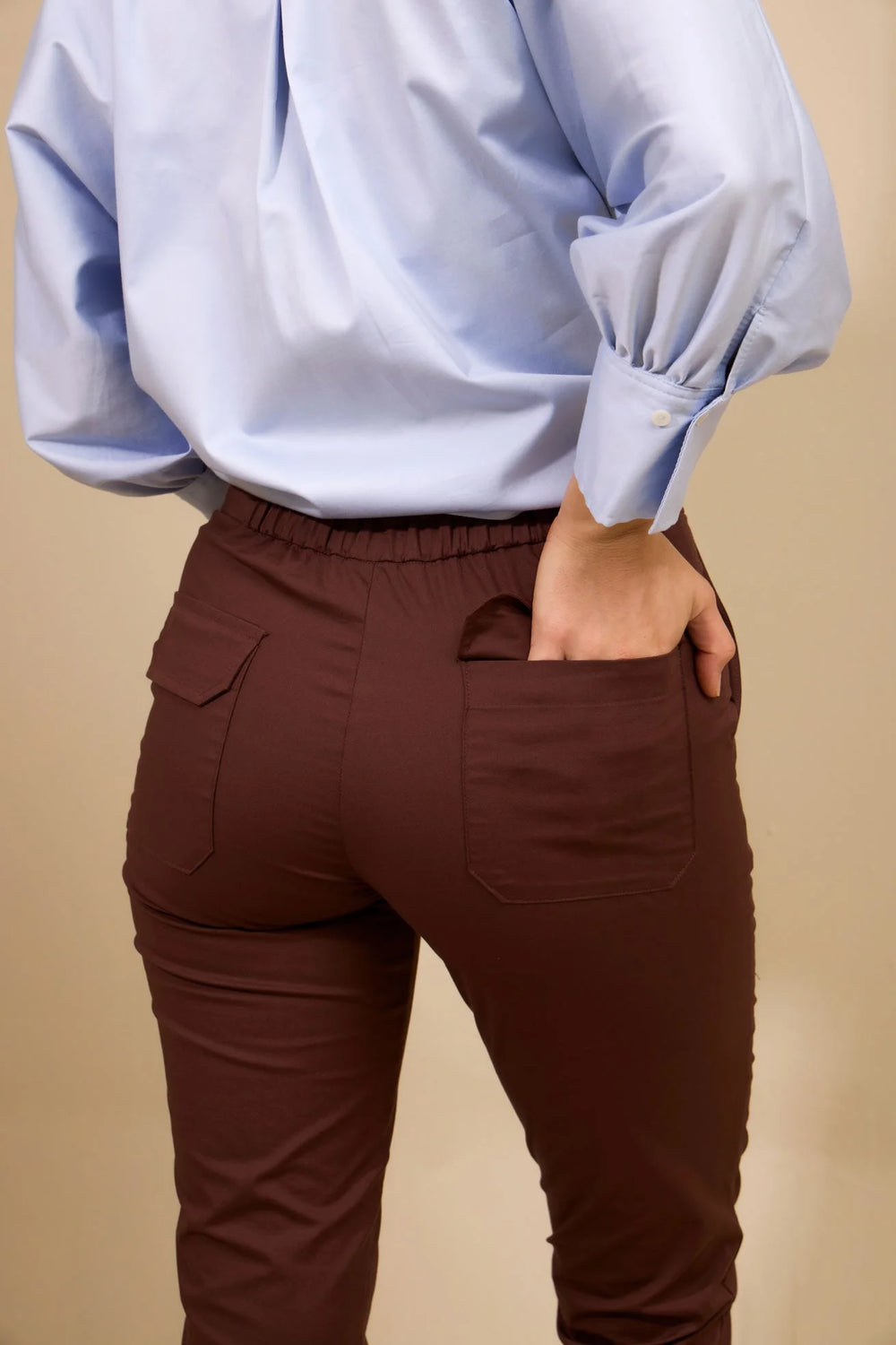 Pantalón Mirador ANARIAS Atelier — vista posterior, detalle resorte y bolsillos de parche
