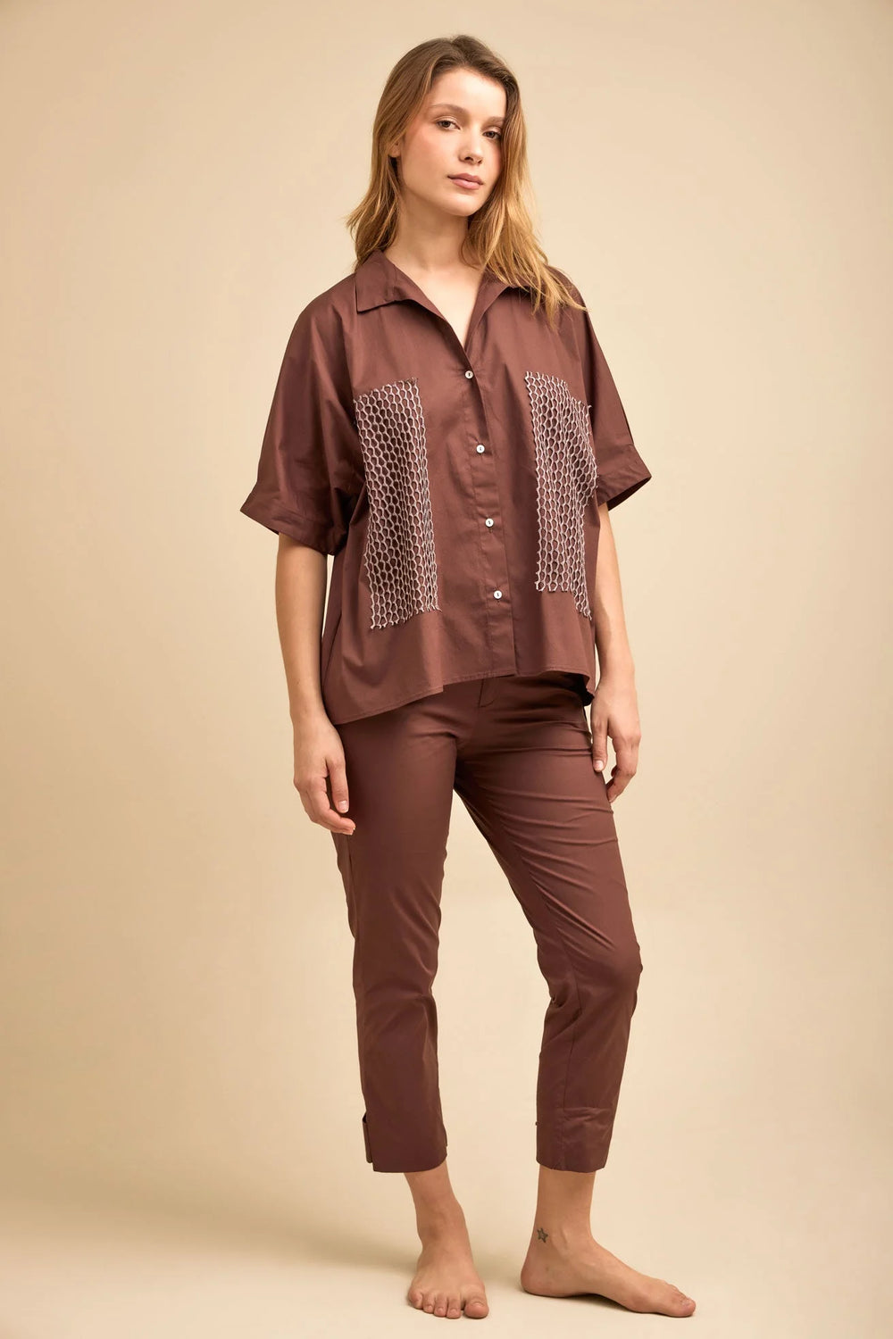 Pantalón Mirador ANARIAS Atelier en kaky — vista lateral, proporción y caída del tejido