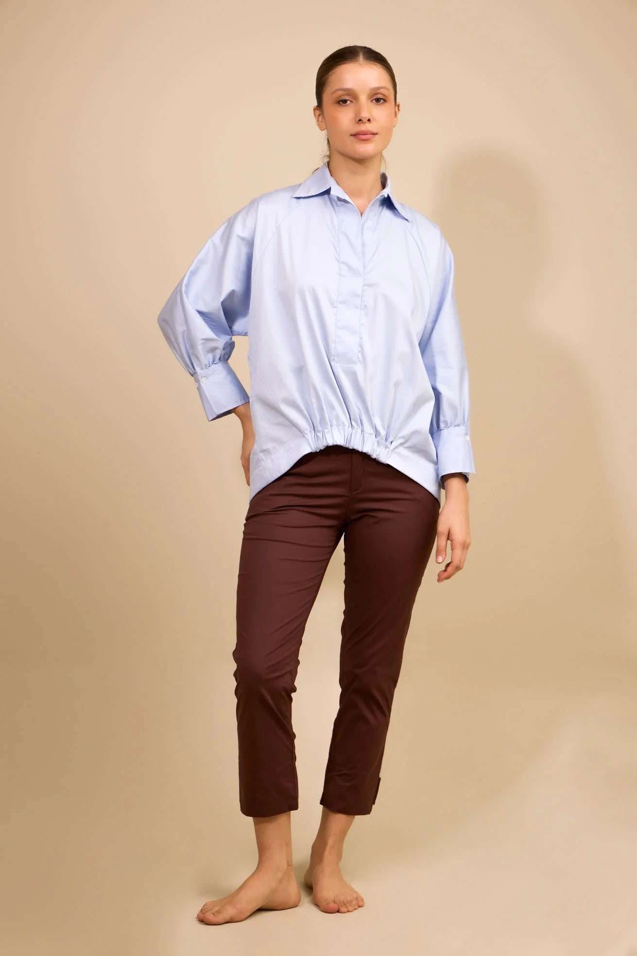 Pantalón Mirador ANARIAS Atelier en color kaky — vista frontal completa, silueta recta al tobillo