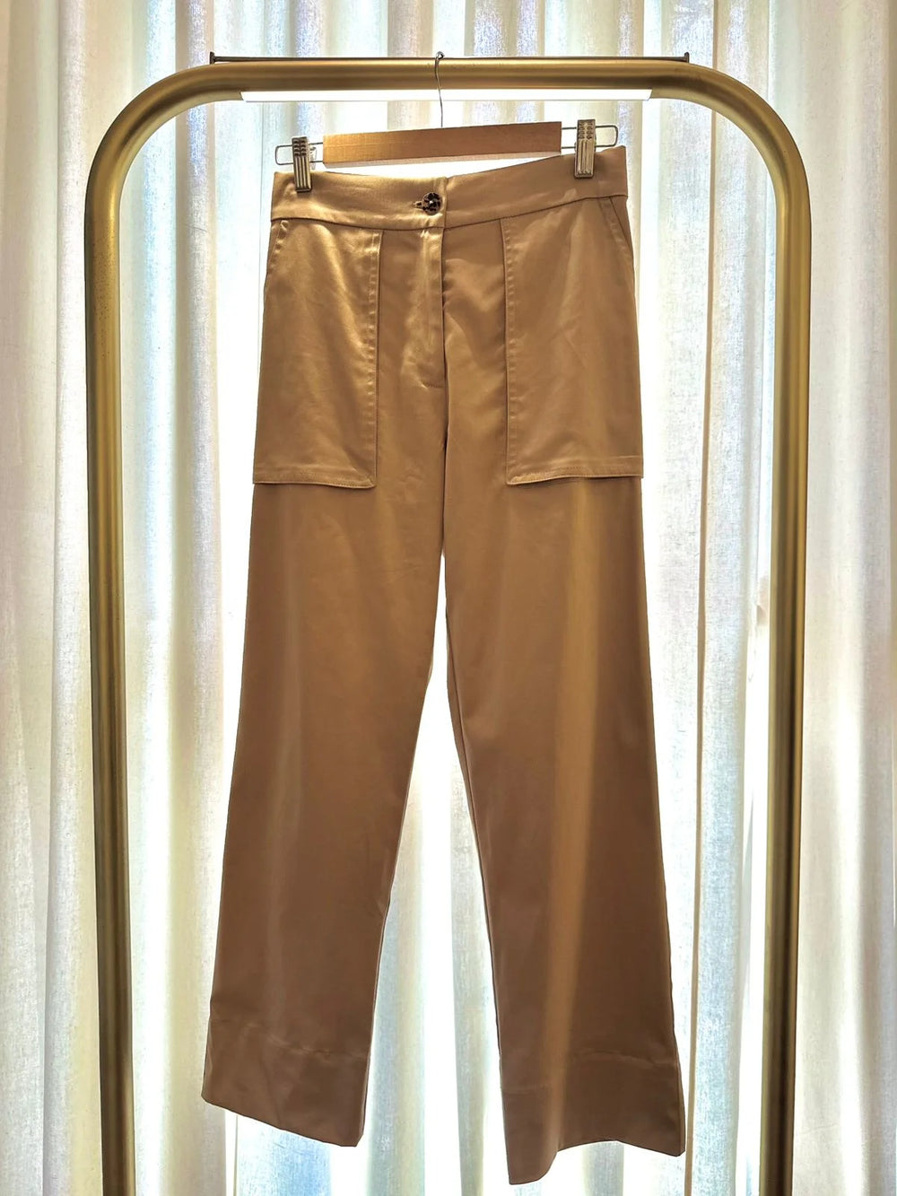 Pantalón Pacífico ANARIAS Atelier en camel — vista frontal, detalle de silueta recta al tobillo