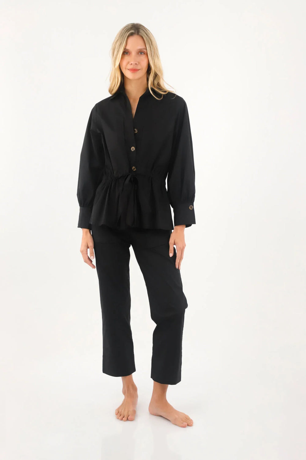 Pantalón Pacífico ANARIAS Atelier — detalle de pretina con cierre y resorte posterior