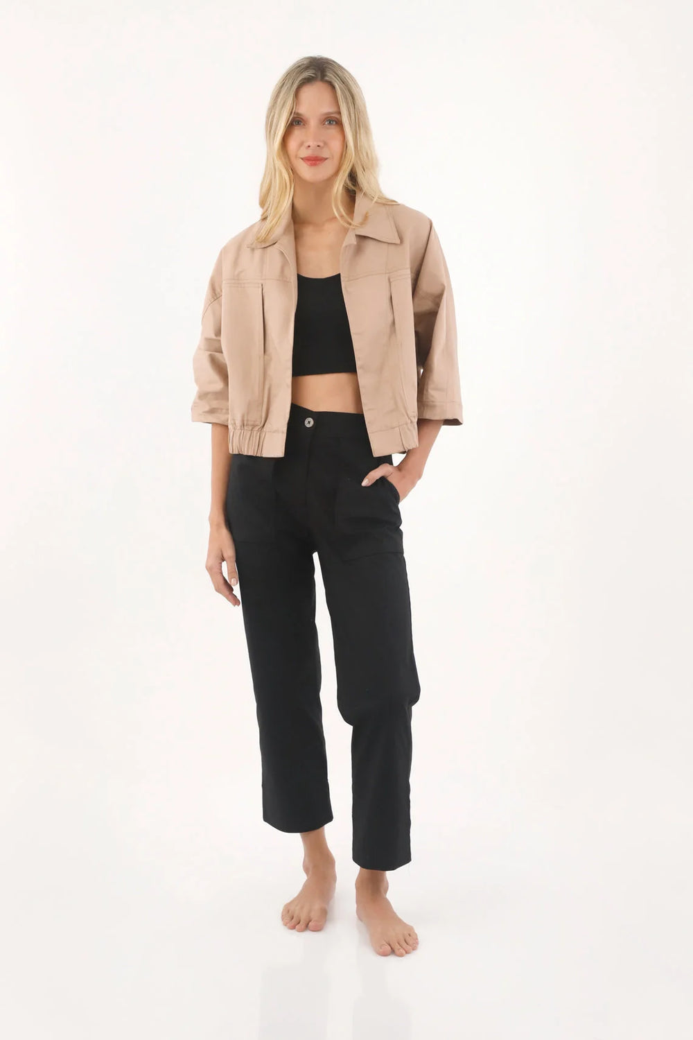 Pantalón Pacífico ANARIAS Atelier en negro — vista posterior con bolsillos de parche y tapa