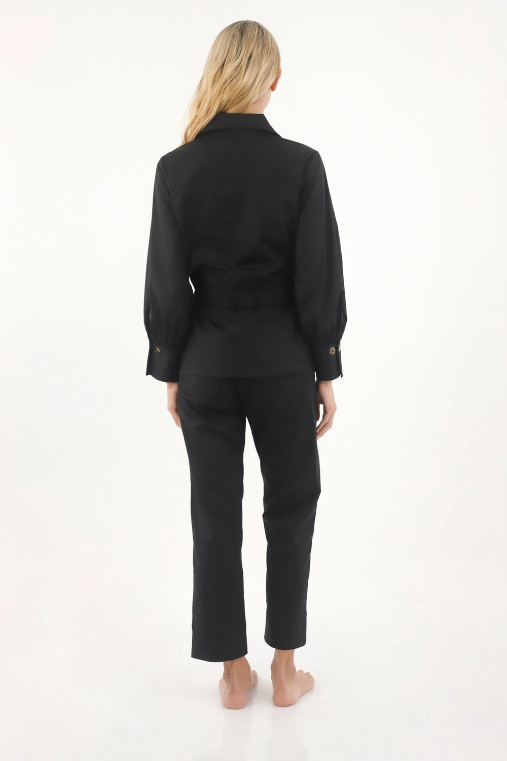 Pantalón Pacífico ANARIAS Atelier en camel — vista lateral que muestra caída y proporción