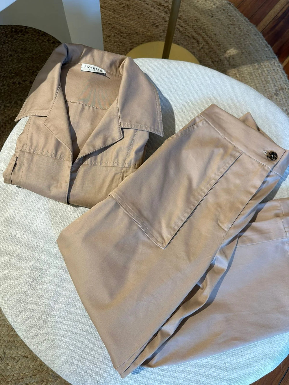 Pantalón Pacífico ANARIAS Atelier — look completo con styling editorial, color camel