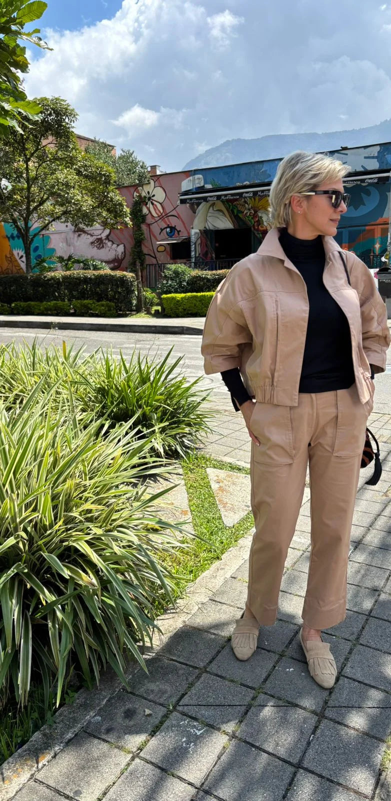 Pantalón Pacífico ANARIAS Atelier — detalle de bolsillos delanteros sobrepuestos y acabado de tela