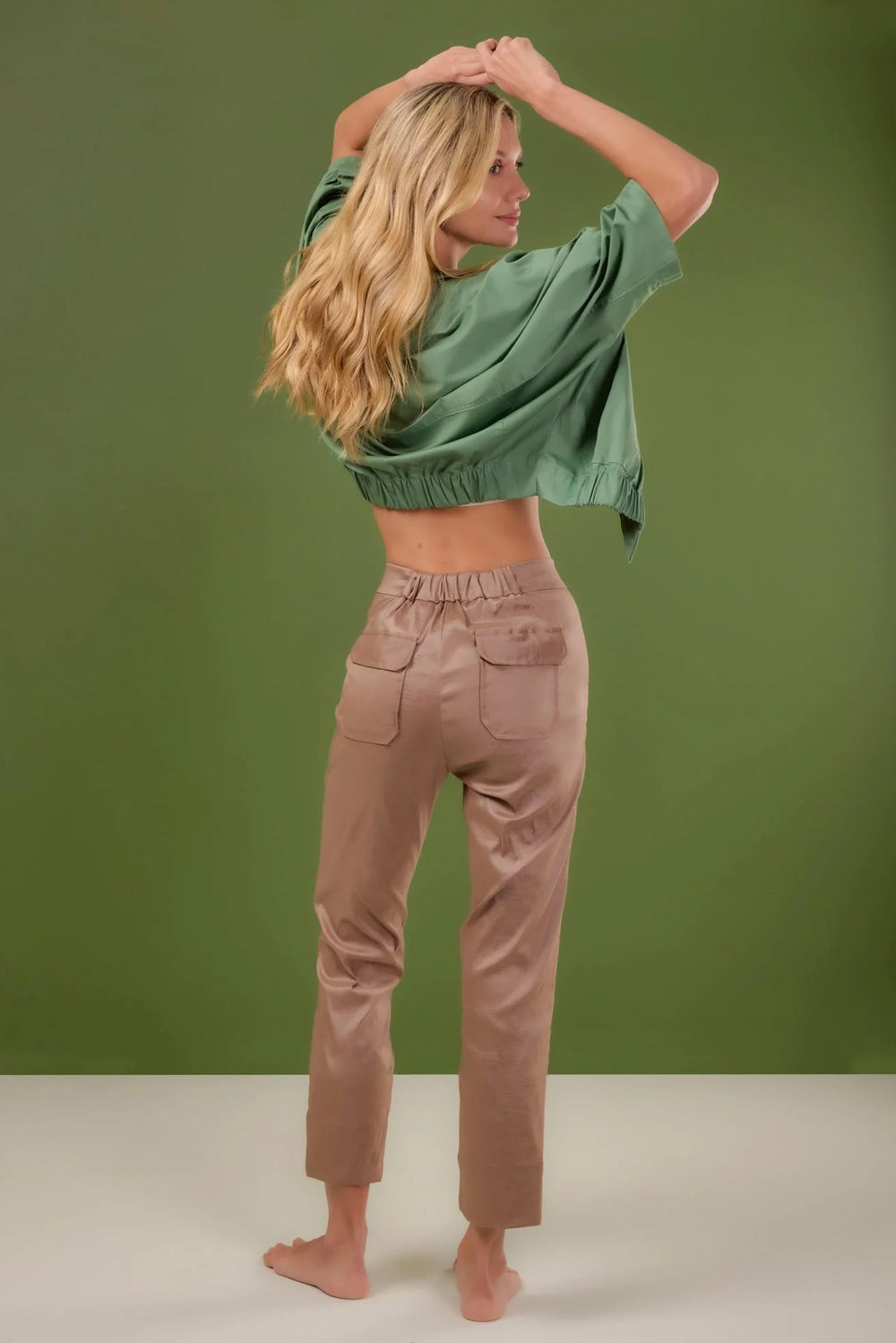 Pantalón Pacifista ANARIAS Atelier — detalle de pretina con resorte posterior y bolsillos sobrepuestos