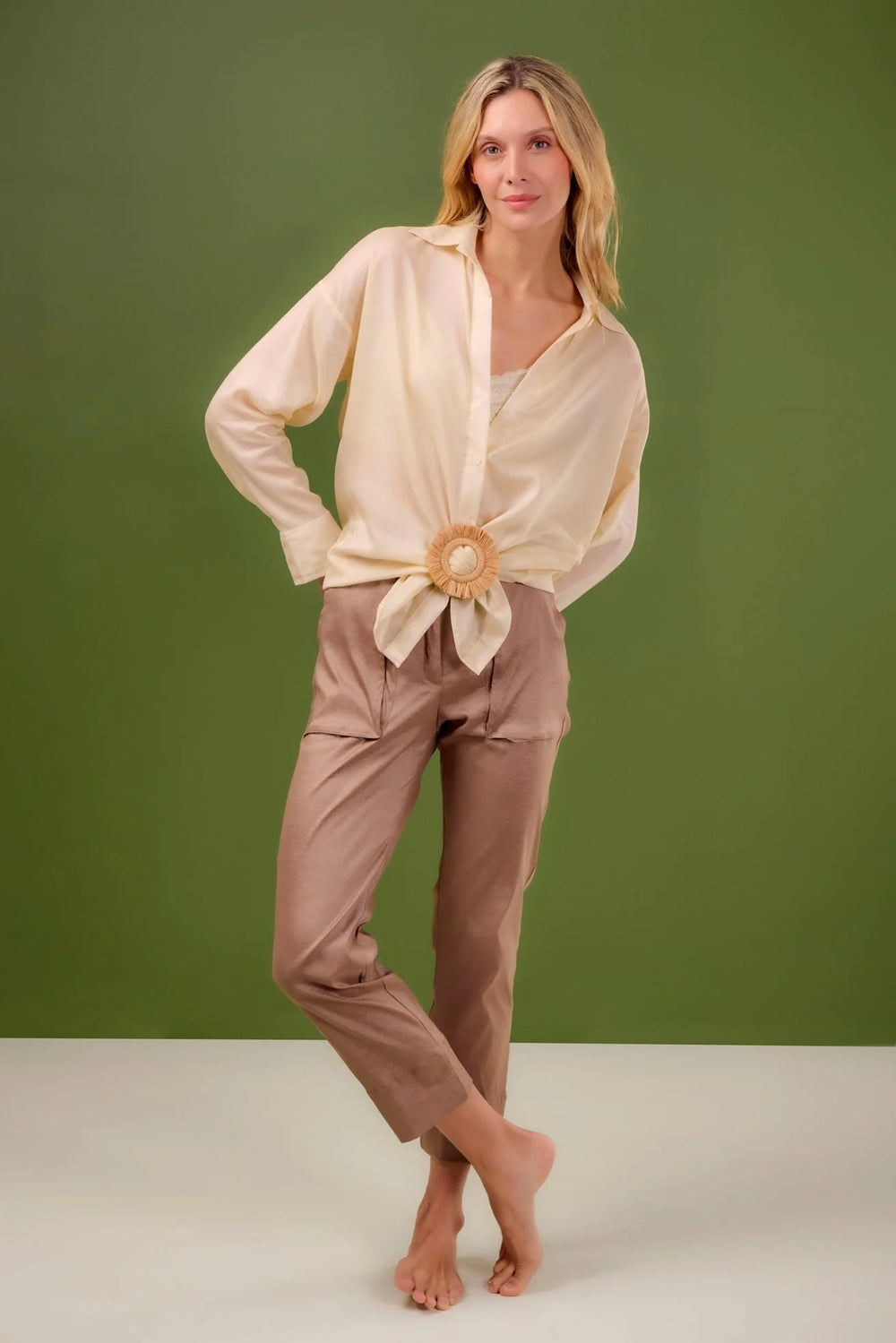 Pantalón Pacifista ANARIAS Atelier en tafeta con brillo — vista de tres cuartos sobre fondo neutro