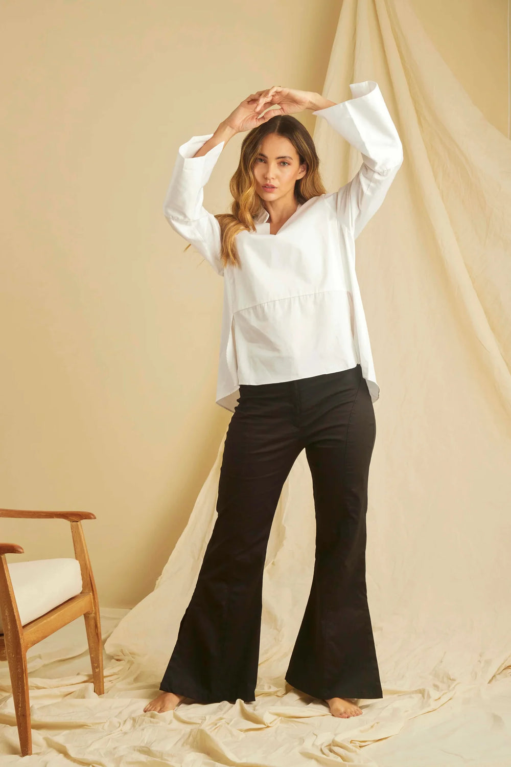 Pantalón Ritual ANARIAS Atelier — detalle de aberturas laterales y caída del tejido