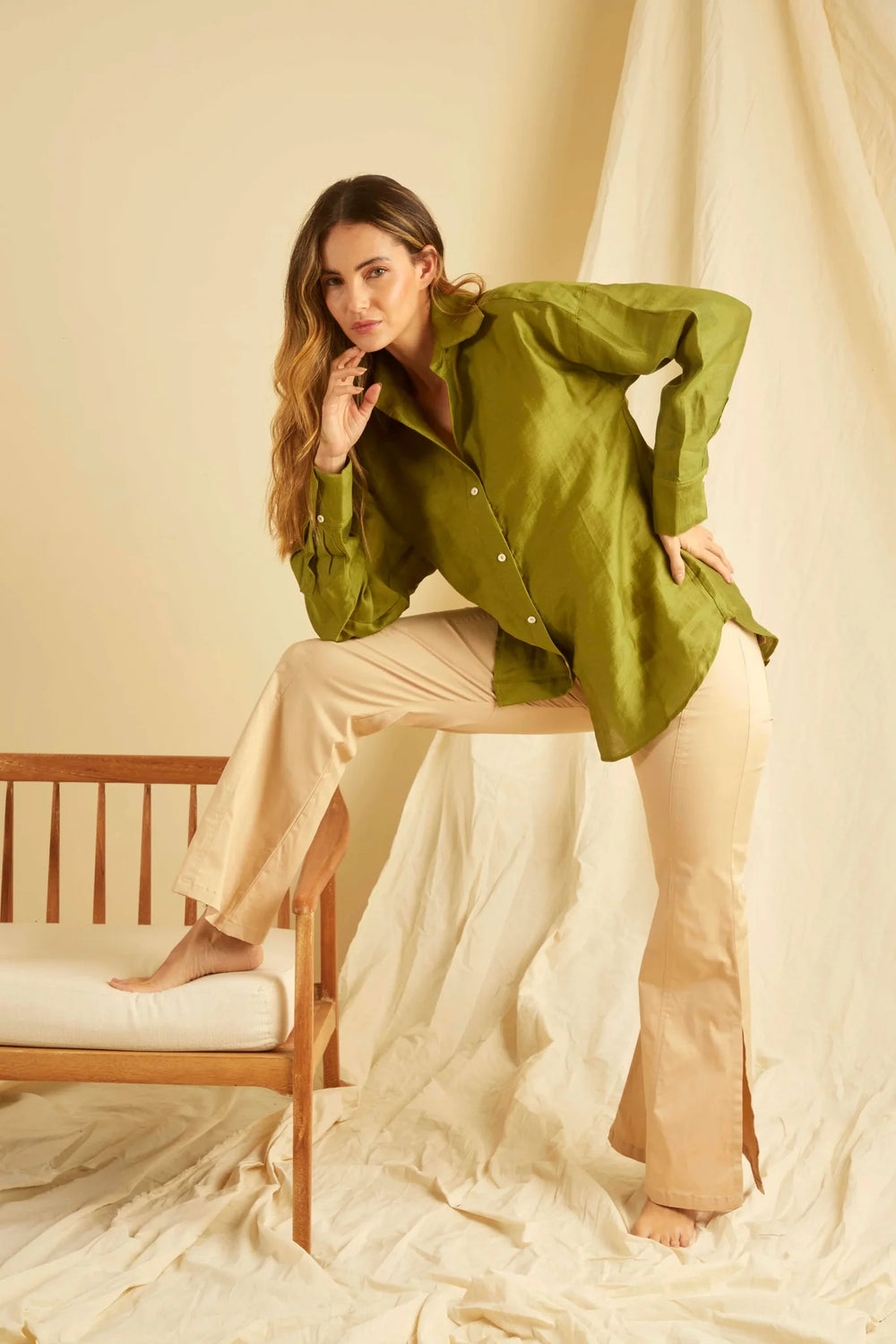 Pantalón Ritual ANARIAS Atelier — vista posterior con bolsillos de parche y tapa