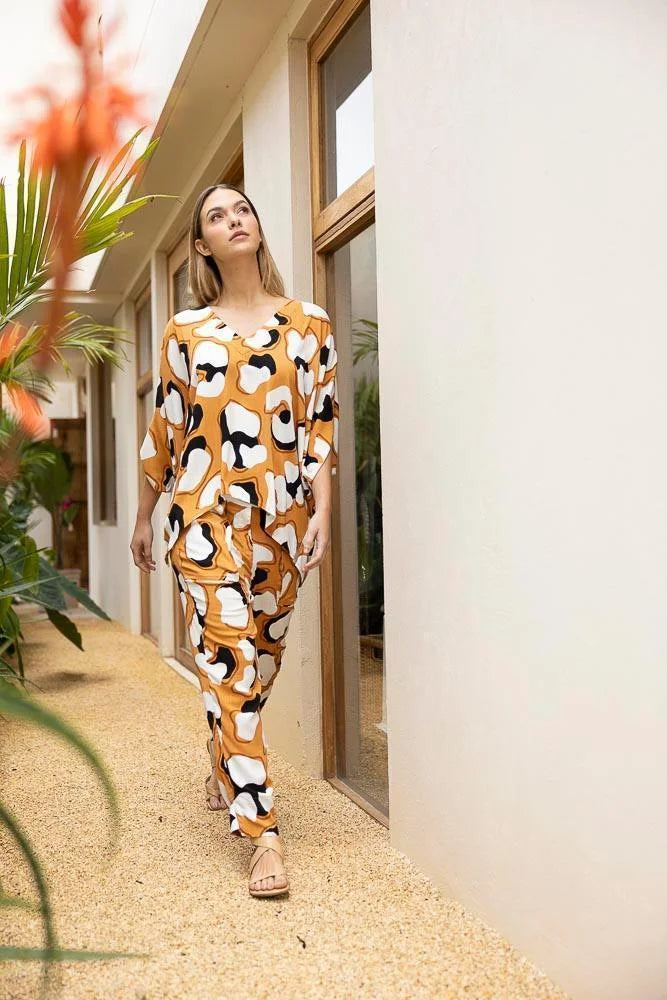 Pantalón Tú Estampado ANARIAS Atelier — detalle de silueta y estampado Tigre Camel al tobillo