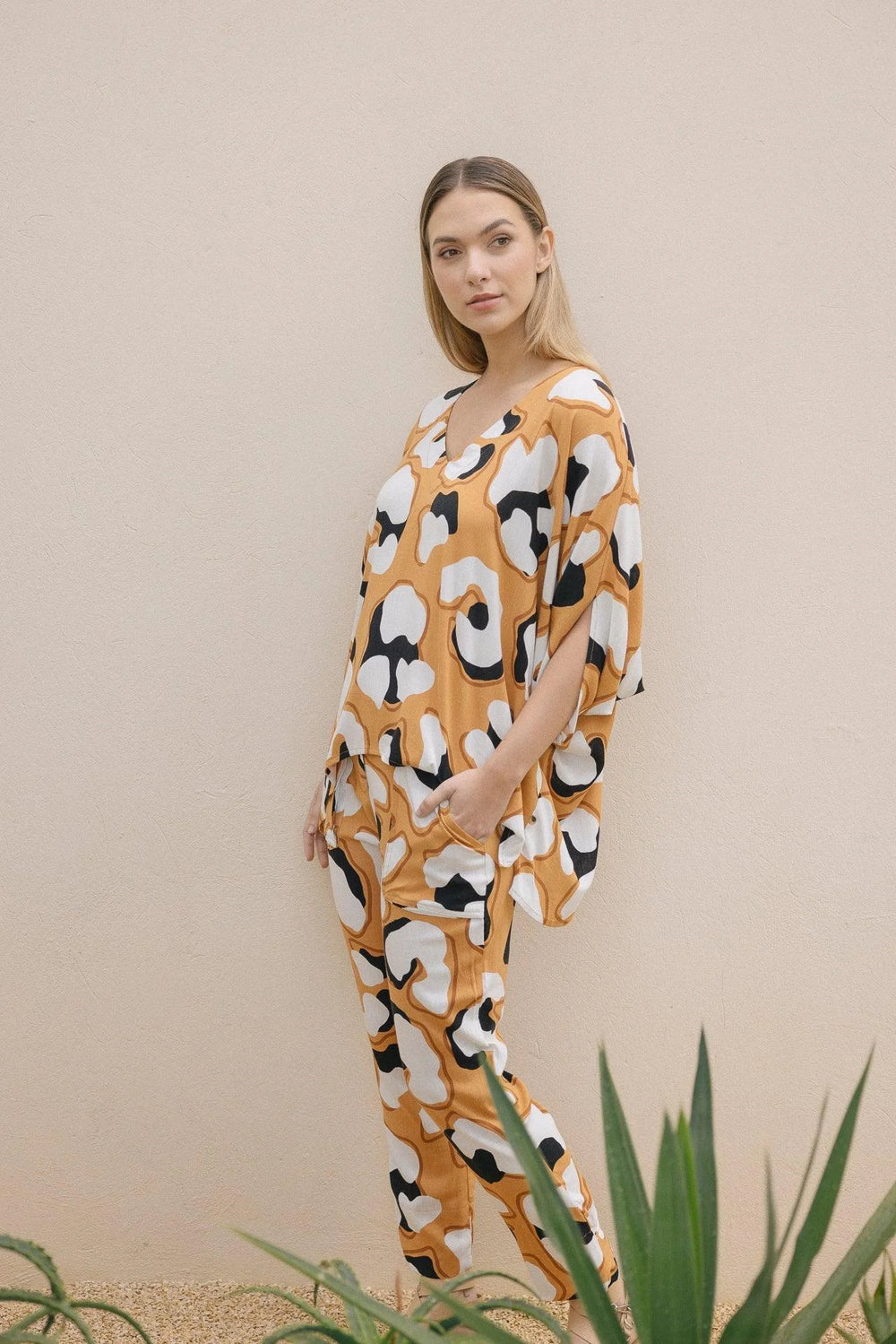 Pantalón Tú Estampado ANARIAS Atelier — detalle de pretina, bolsillos cargo y acabado de bota