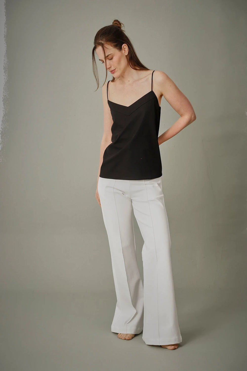 Pantalón Vega ANARIAS Atelier en color Black — vista frontal, silueta de bota ancha y pretina gruesa