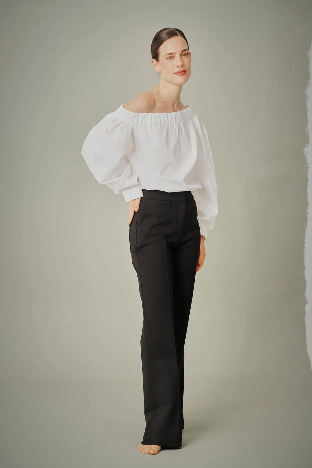 Pantalón Vega ANARIAS Atelier — vista lateral que evidencia la caída y el corte suelto del tejido