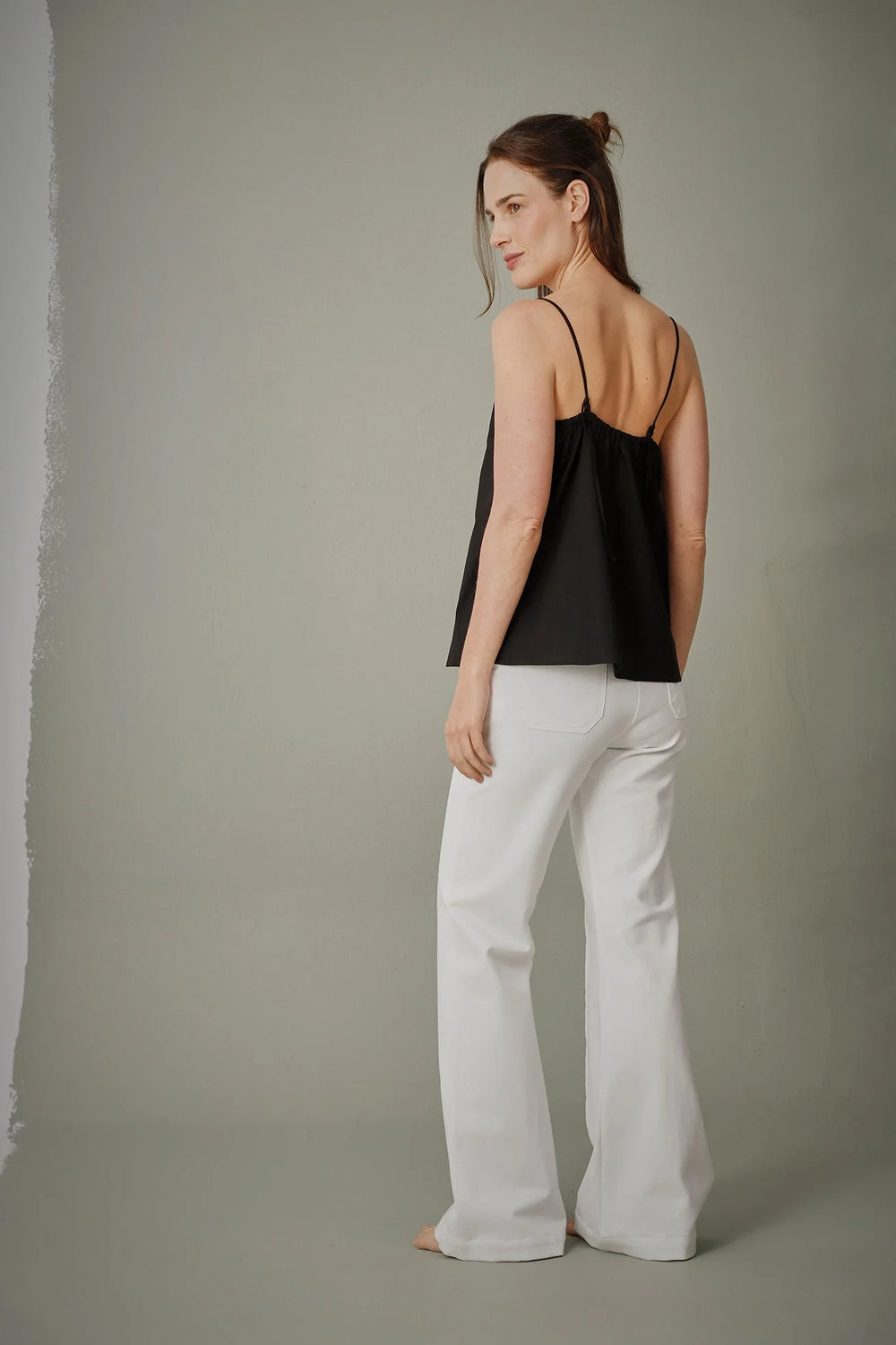 Pantalón Vega en Black ANARIAS Atelier — look completo con blusa de la colección, vista de cuerpo entero