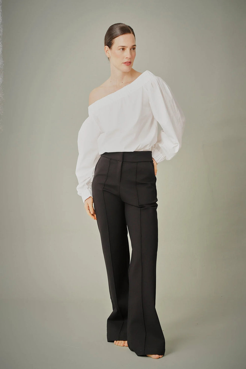 Pantalón Vega ANARIAS Atelier — detalle de bolsillo trasero de parche con tapa en color Ivory