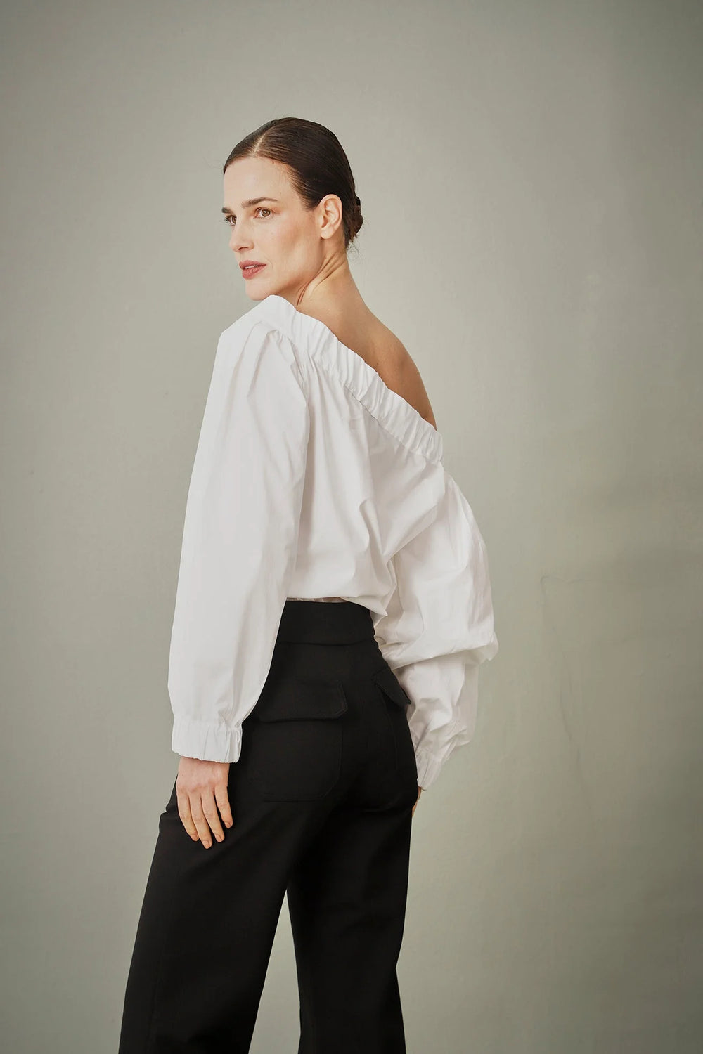 Pantalón Vega ANARIAS Atelier en Black — vista posterior, acabado y proporción de la bota