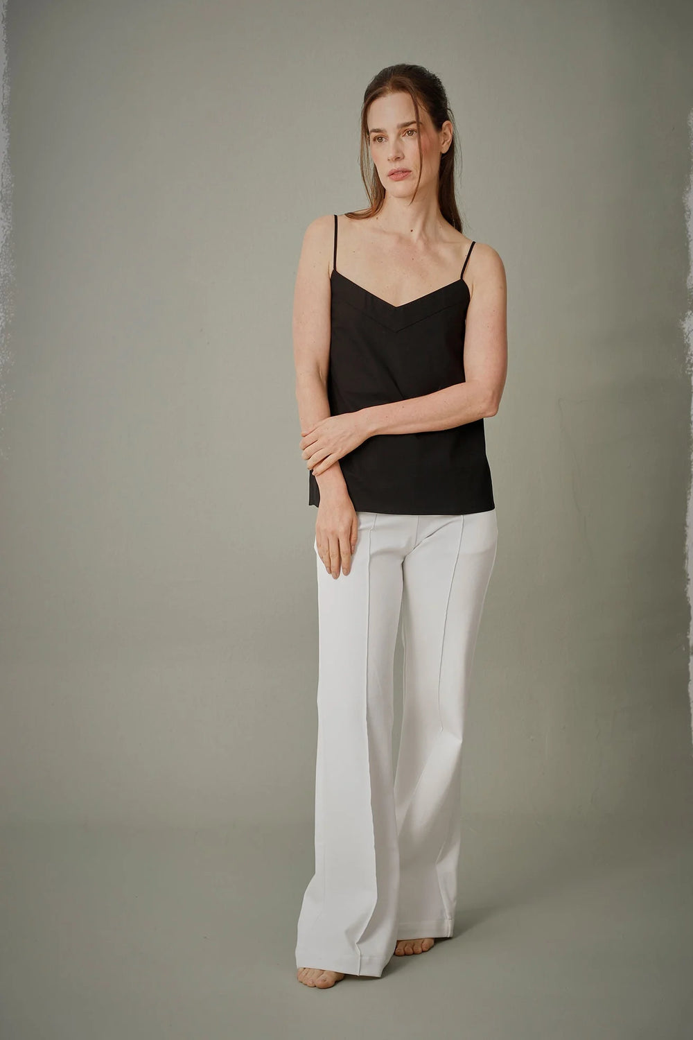 Pantalón Vega ANARIAS Atelier — plano de detalle de tejido elástico rayón, nylon y spandex
