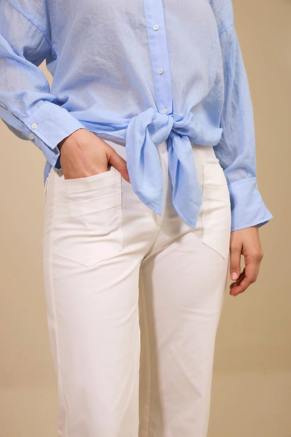 Pantalón Velero Blanco ANARIAS Atelier — detalle trasero con bolsillos de parche y resorte posterior