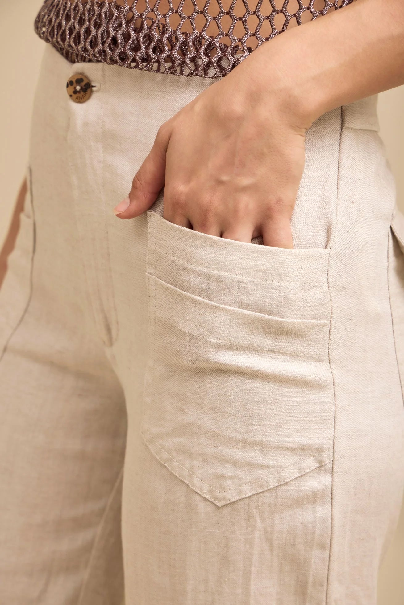 Pantalón Velero ANARIAS Atelier — detalle de pretina y bolsillos frontales