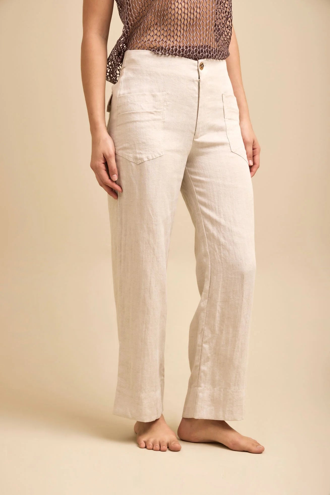 Pantalón Velero ANARIAS Atelier — detalle de bolsillo trasero de parche con tapa
