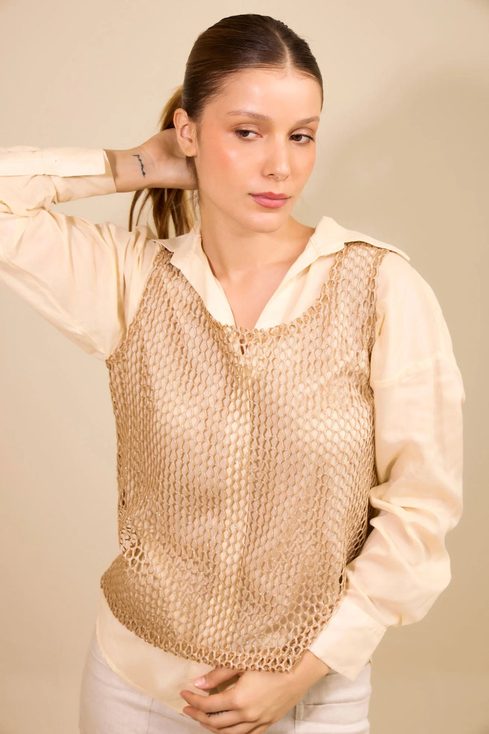 Top Corazón ANARIAS Atelier en color chocolate — vista lateral sobre modelo, look con layering