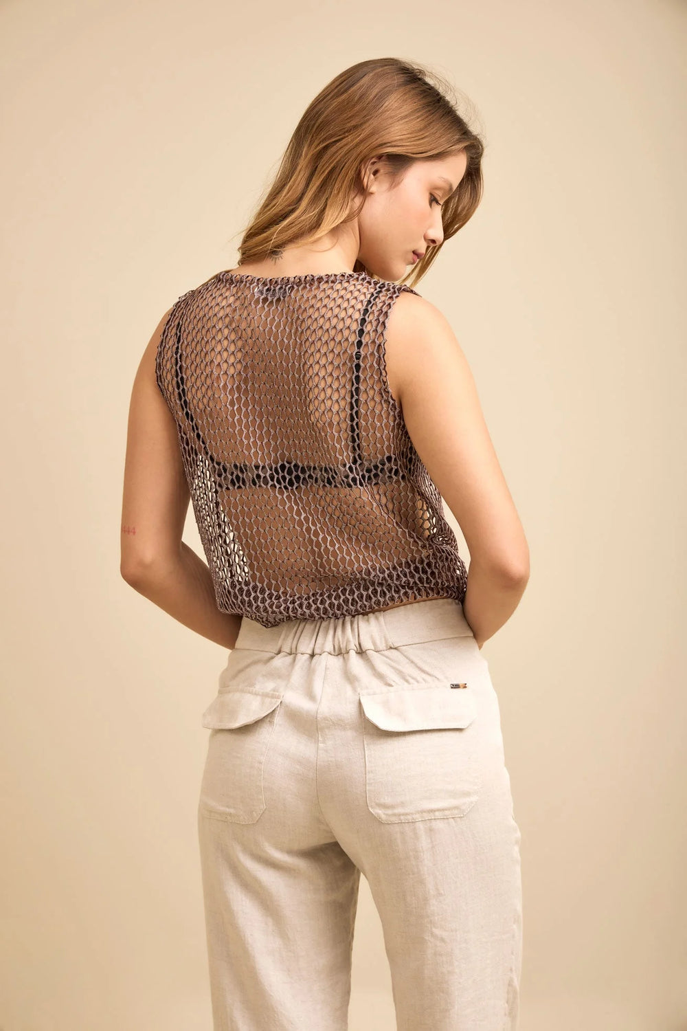 Top Corazón ANARIAS Atelier — corte manga sisa, vista de tres cuartos sobre modelo