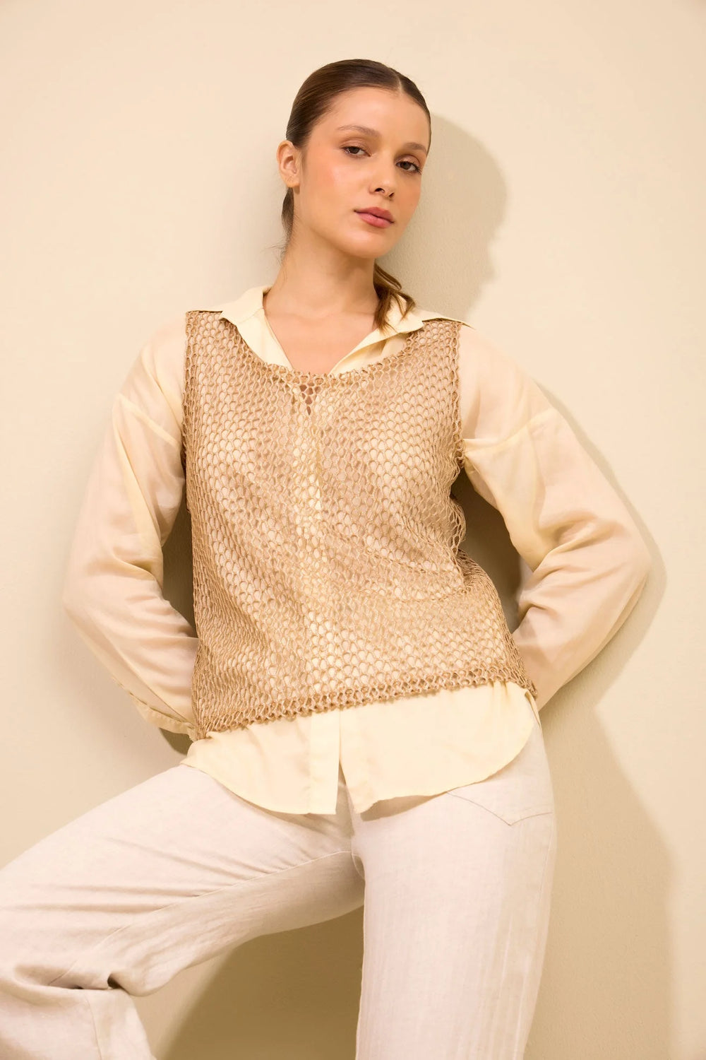 Top Corazón ANARIAS Atelier en kaky — look completo con pantalón, proporción y caída