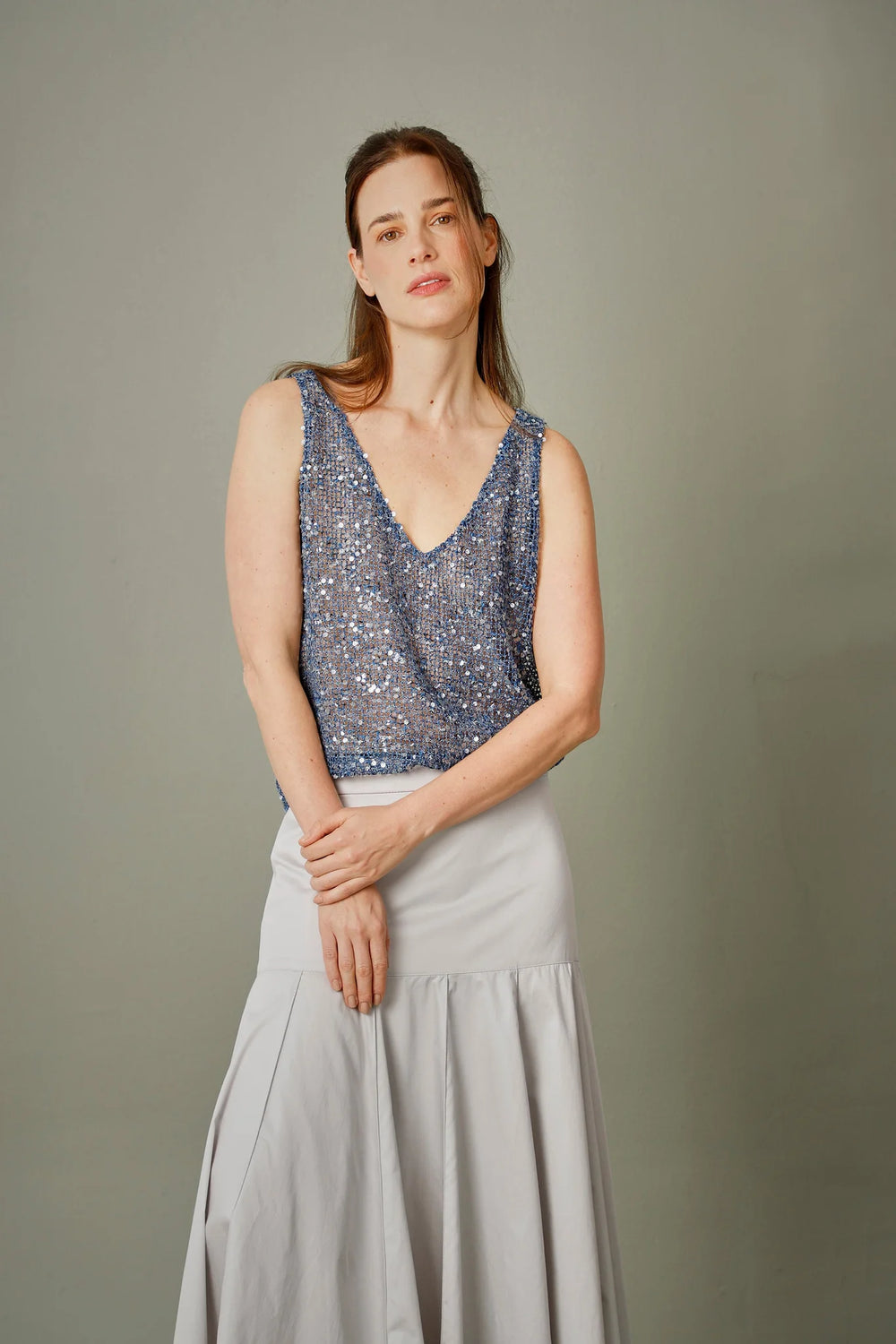 Top Hadar ANARIAS Atelier — detalle del escote en V y caída del tejido