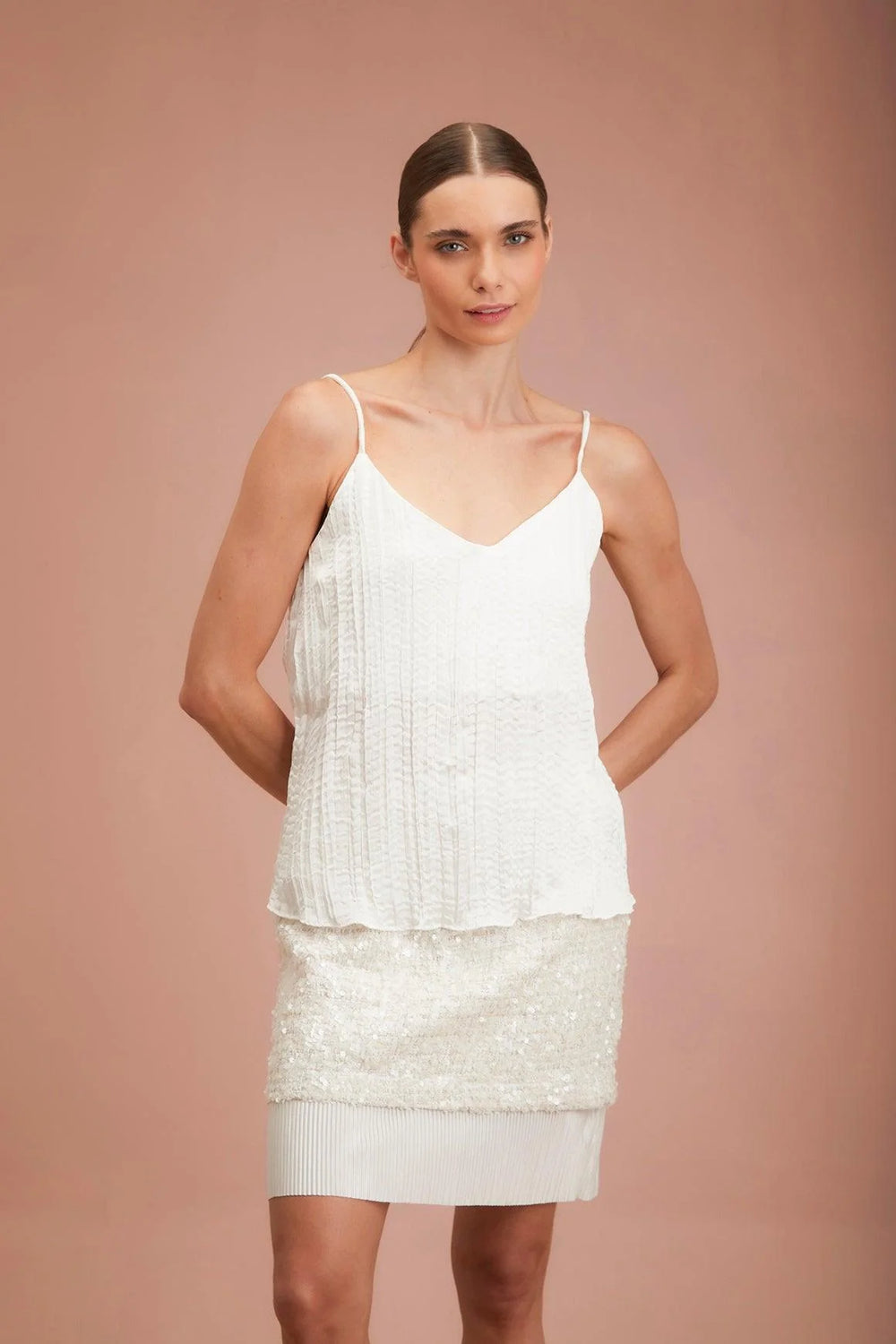 Top Luz ANARIAS Atelier — plano medio frontal, detalle de tiras delgadas ajustables en nude