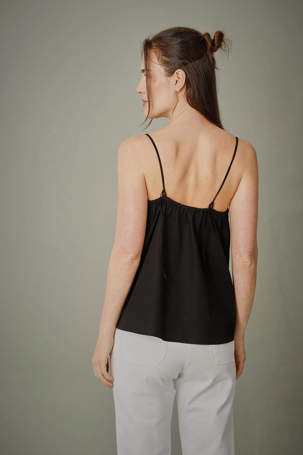 Top Mimosa ANARIAS Atelier en color Cotton — vista detalle de escote y silueta
