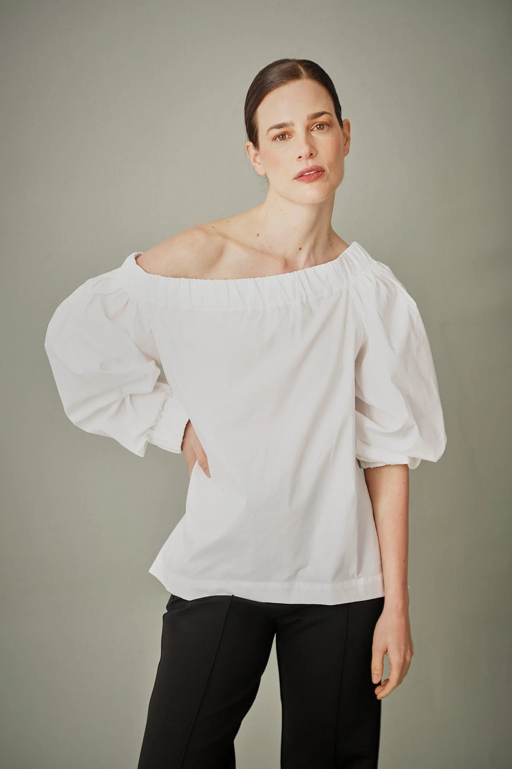 Top Polaris Cotton ANARIAS Atelier — vista lateral que muestra el largo asimétrico más pronunciado en la espalda