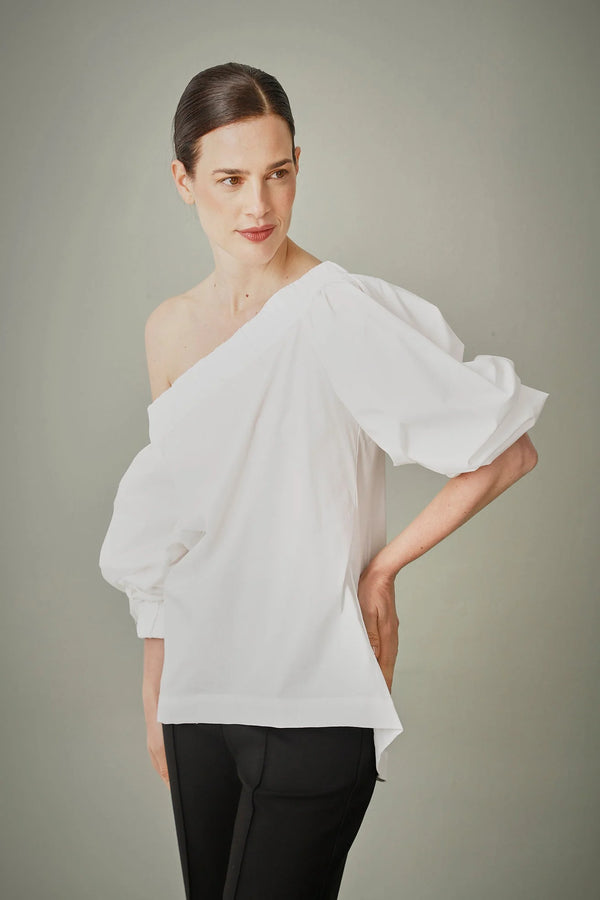 Top Polaris ANARIAS Atelier en versión Cotton — vista frontal con hombros descubiertos y manga bombacha suelta